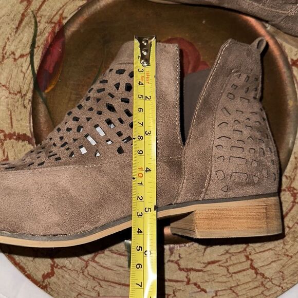 CG 9 Tan Faux Suede Laser Cut V Cut Ankle Booties - Picture 11 of 11